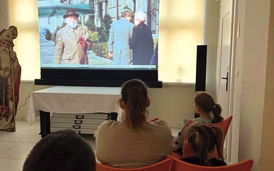 Dzieci oglądały różne propozycje filmów familijnych. 