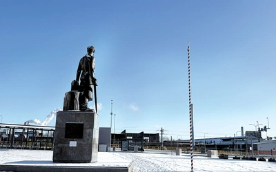 Obecnie bohater z pomnika patrzy na pozostałości dawnej Huty Królewskiej, w której budynkach mieści się m.in. Muzeum Hutnictwa.