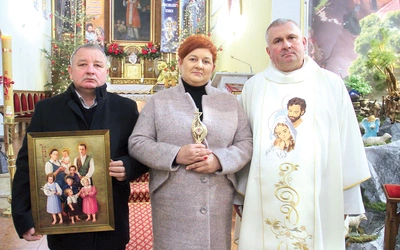 Państwo Wzorkowie byli pierwszym małżeństwem,  któremu proboszcz przekazał  obraz i relikwie.