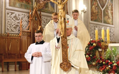 Po Eucharystii biskup radomski przeniósł krzyż jubileuszowy do kaplicy adoracji. Był on wystawiony w prezbiterium katedry przez cały Rok Święty.