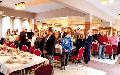 Eucharystię dopełniło spotkanie rodzin, będące okazją do kolędowania i dzielenia się opłatkiem.