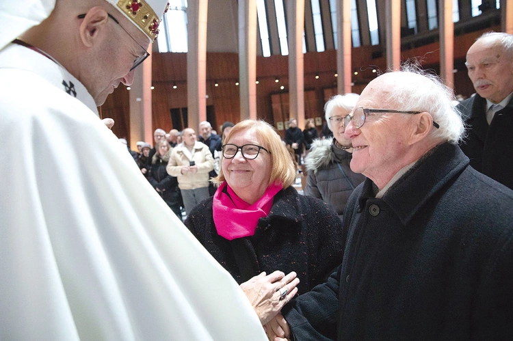 Po homilii nastąpił uroczysty moment odnowienia przyrzeczeń małżeńskich, podczas którego małżonkowie stanęli naprzeciw siebie i trzymając się za dłonie, dziękowali sobie za wspólne lata oraz przepraszali wzajemnie za winy. Ponowili wyznanie miłości, wierności i uczciwości małżeńskiej, prosząc Boga o pomoc w wytrwaniu w tym związku aż do śmierci. Arcybiskup prosił Ducha Świętego o umocnienie ich woli i wsparcie łaską.