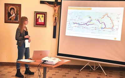 Klaudia Kuś prezentuje wariant rowerowy nowej atrakcji  turystyczno- -religijnej.