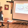 Klaudia Kuś prezentuje wariant rowerowy nowej atrakcji  turystyczno- -religijnej.