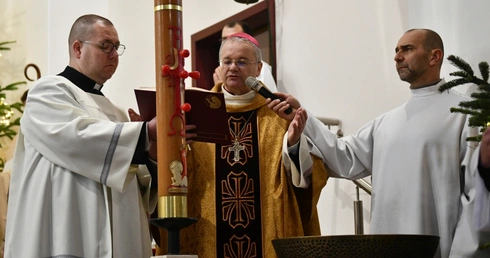 Nowa chrzcielnica i witraże u głogowskich redemptorystów