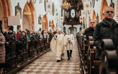 Bp Szlachetka: Obrona krzyża to nie polityka