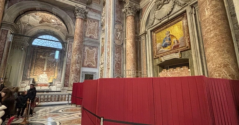 Mur z 2 tys. cegieł i kapsuła z kluczami. W Watykanie trwa zamurowywanie drzwi świętych