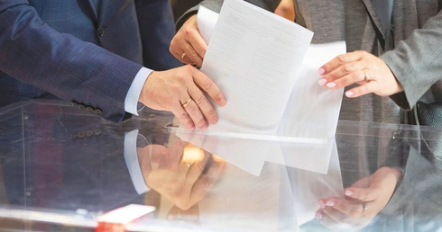 Po drugiej stronie partyjnego lustra. Kim są wyborcy największych partii?