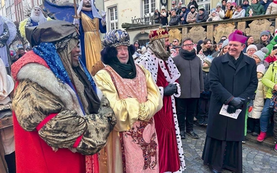  Na czele pochodu nad Motławą wraz z wędrowcami ze Wschodu szedł abp Tadeusz Wojda SAC.