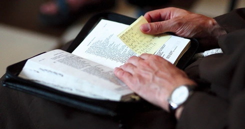 To zaproszenie do rozwoju duchowości, która nie zatrzymuje się na emocjach ani teoriach, lecz dojrzewa w codziennym życiu, dialogu i rozmowie z Bogiem.