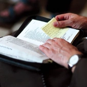 To zaproszenie do rozwoju duchowości, która nie zatrzymuje się na emocjach ani teoriach, lecz dojrzewa w codziennym życiu, dialogu i rozmowie z Bogiem.