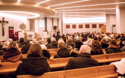 Modlitwy i konferencje odbywają się w dolnym kościele parafii pw. św. Andrzeja Boboli w Gdyni-Obłużu. Kolejne zaplanowano  7 lutego, 7 marca i 11 kwietnia. Rozpoczęcie o godz. 19. 