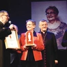Lekarz Anna Byrczek odbierająca nagrodę w imieniu laureatki (jej zdjęcie na ekranie). 