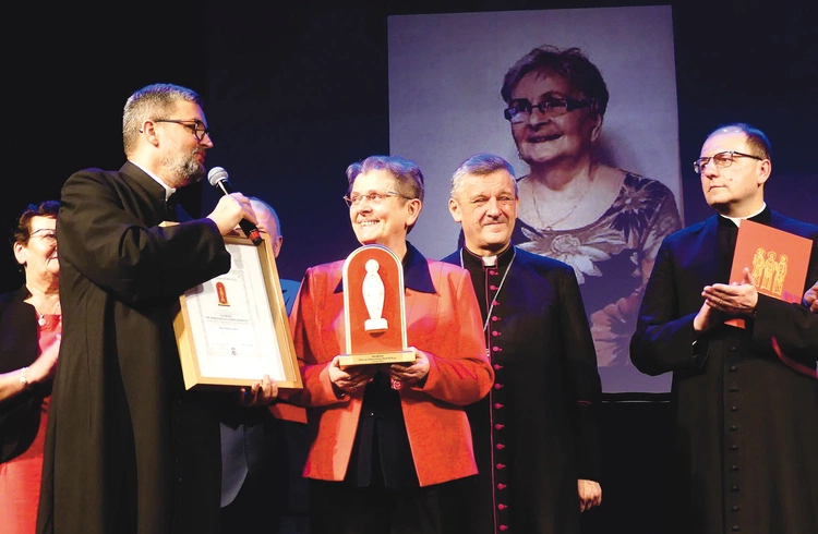 Lekarz Anna Byrczek odbierająca nagrodę w imieniu laureatki (jej zdjęcie na ekranie). 