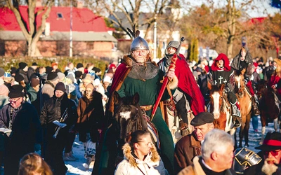  W Rumi ponownie przygotowano dodatkowe elementy historyczne. Wśród rozpoznawalnych postaci pojawili się m.in. książę Świętopełk, kojarzony z nadaniem terenów rumskich cystersom oliwskim w 1224 roku.