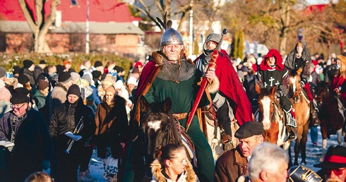  W Rumi ponownie przygotowano dodatkowe elementy historyczne. Wśród rozpoznawalnych postaci pojawili się m.in. książę Świętopełk, kojarzony z nadaniem terenów rumskich cystersom oliwskim w 1224 roku.