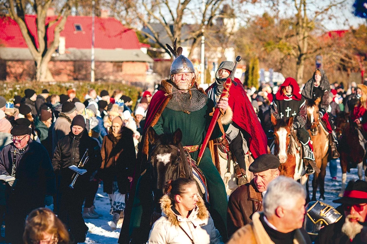  W Rumi ponownie przygotowano dodatkowe elementy historyczne. Wśród rozpoznawalnych postaci pojawili się m.in. książę Świętopełk, kojarzony z nadaniem terenów rumskich cystersom oliwskim w 1224 roku.