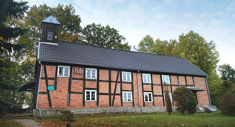  Malownicza architektura, szczególnie konstrukcja z pruskiego muru, a także zabytkowe wyposażenie sprawiają, że wiele par decyduje się  na zawarcie  tu sakramentu małżeństwa. 