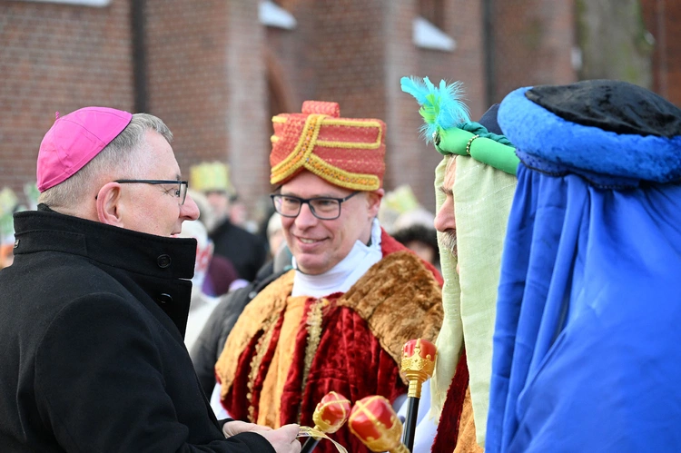  Biskup rozmawia z Monarchami przed wyruszeniem pochodu.