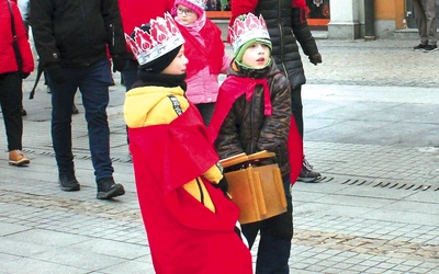 Najmłodsi nieśli dary dla Nowonarodzonego, które na koniec złożyli przy żłóbku.  