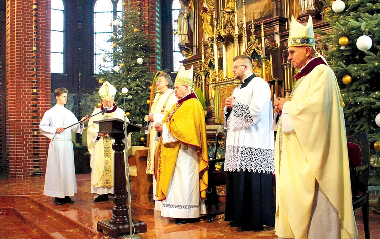 Życzenia biskupom Janowi Kopcowi i Andrzejowi Iwaneckiemu złożył biskup Sławomir Oder. 