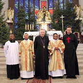 Nowo wyświęcony diakon  (drugi od prawej) z bp. Adamem Wodarczykiem, o. Romanem Zającem MI i współbraćmi z Madagaskaru. 