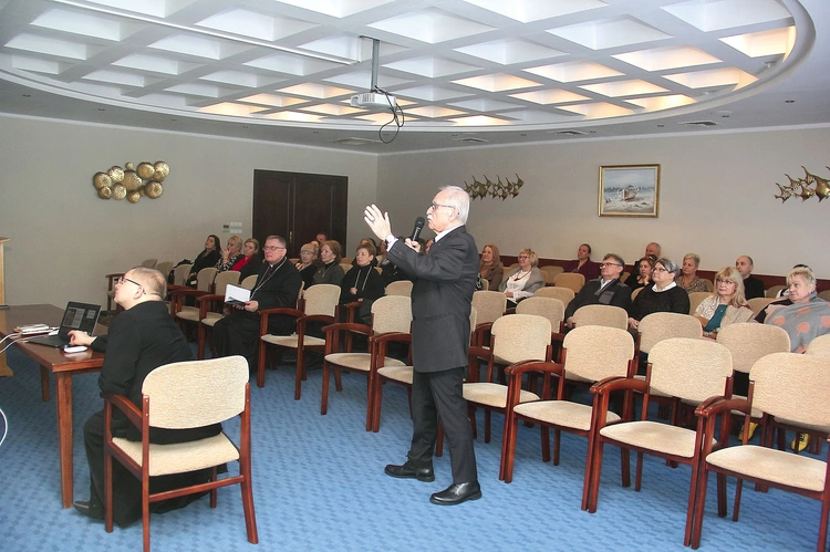 Prof. Skalski pokazywał  na slajdach rozwój wiedzy o leczeniu w Polsce od czasów najdawniejszych. 