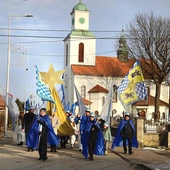 W Woli Orszak Trzech Króli wyszedł w trzech miejscach, a jego uczestnicy spotkali się na wspólnym kolędowaniu przy stajence w parafii  św. Urbana.