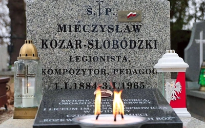 Grób M. Kozara-Słobódzkiego znajduje się na nekropolii przy Alei Brzozowej.