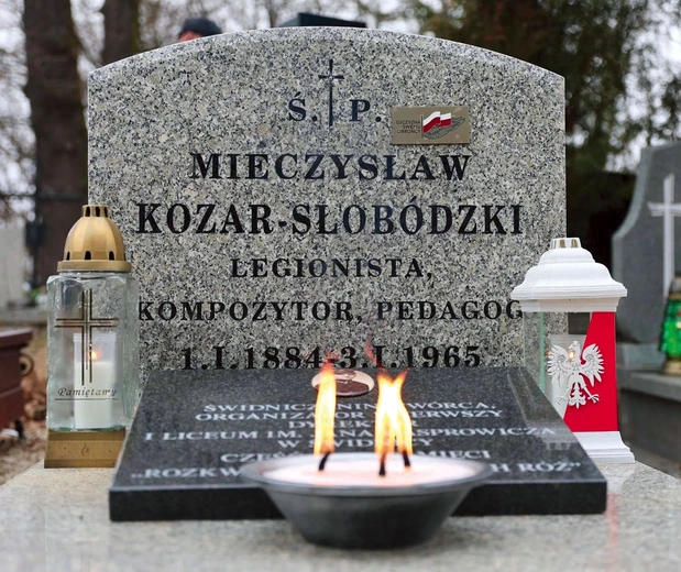 Grób M. Kozara-Słobódzkiego znajduje się na nekropolii przy Alei Brzozowej.