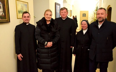 Tuż przed koncertem (M. Walewska – druga z lewej – i ks. P. Supierz – w środku).