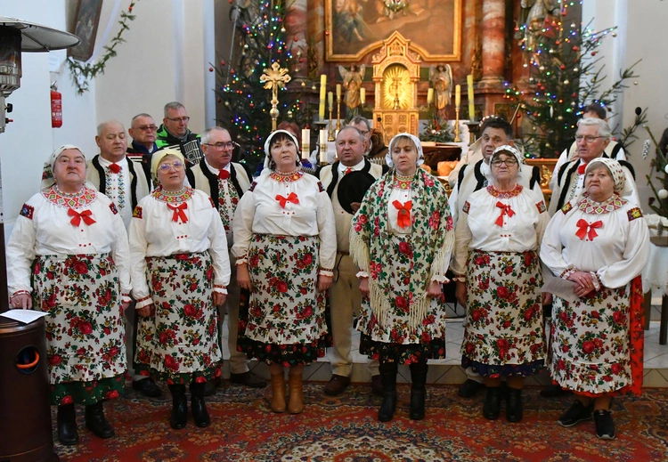 Potomkowie Górali Czadeckich pielęgnują rodzime tradycje, od strojów, poprzez pieśni i tańce, na wierze kończąc.