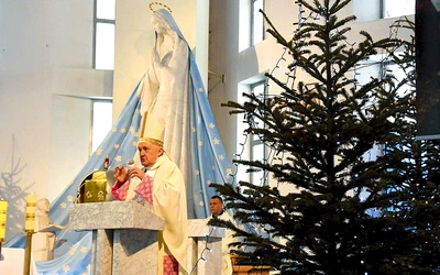 Były metropolita zachęcał członków kół różańcowych, by w roku jubileuszu jeszcze bardziej starali się być apostołami i świadkami tej modlitwy.