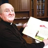 Ks. Stanisław Biskup z kroniką, której pisanie rozpoczął ks. Karol Suwada.