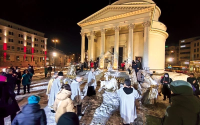 – To, co jednoczyło tych Trzech Mędrców czy Królów, postaci w Ewangelii opisanych bardzo oszczędnie, pozostaje dla nas symbolem. Nie wiemy dokładnie, kim byli ani skąd przyszli, ale wiemy, że zjednoczył ich Chrystus. Dziękuję księdzu proboszczowi za tę przepiękną inicjatywę postawienia figurek w szopce w kontekście pokłonu Trzech Króli, które stają się uosobieniem trzech naszych narodów – mówił o. Piotr Kuszka, odmawiając modlitwę błogosławieństwa.