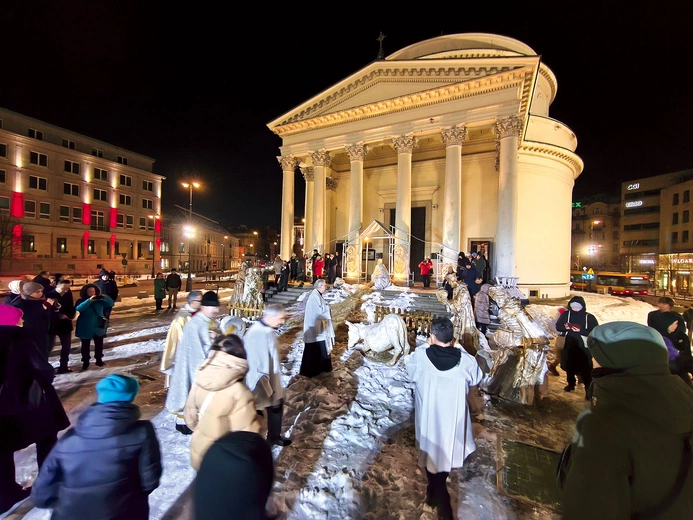 – To, co jednoczyło tych Trzech Mędrców czy Królów, postaci w Ewangelii opisanych bardzo oszczędnie, pozostaje dla nas symbolem. Nie wiemy dokładnie, kim byli ani skąd przyszli, ale wiemy, że zjednoczył ich Chrystus. Dziękuję księdzu proboszczowi za tę przepiękną inicjatywę postawienia figurek w szopce w kontekście pokłonu Trzech Króli, które stają się uosobieniem trzech naszych narodów – mówił o. Piotr Kuszka, odmawiając modlitwę błogosławieństwa.