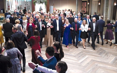 Na parkiecie Hotelu Arkas w Prószkowie tańczyło ponad 100 osób. Zabawę poprowadził wodzirej Wojtek Senus.