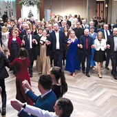 Na parkiecie Hotelu Arkas w Prószkowie tańczyło ponad 100 osób. Zabawę poprowadził wodzirej Wojtek Senus.
