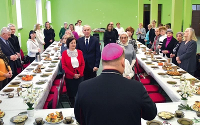 Z członkami wspólnoty  na Mszy św.  i przy świątecznym stole spotkał się  bp Adrian Put.