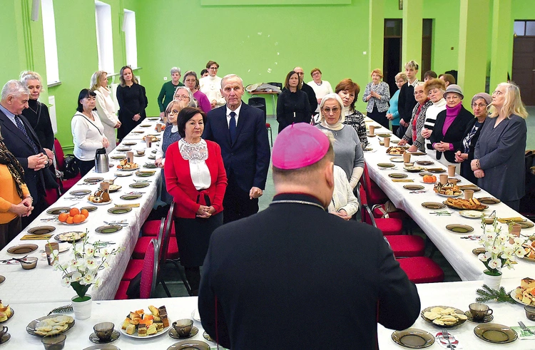 Z członkami wspólnoty  na Mszy św.  i przy świątecznym stole spotkał się  bp Adrian Put.