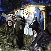 Bohaterowie przy stajence betlejemskiej.