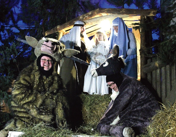 Bohaterowie przy stajence betlejemskiej.