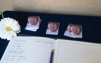 Kard. Dziwisz o Gugelu: Był jak rodzina Jana Pawła II