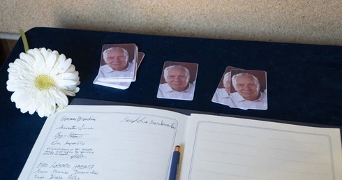 Kard. Dziwisz o Gugelu: Był jak rodzina Jana Pawła II