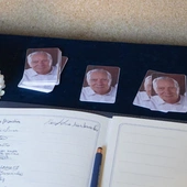 Kard. Dziwisz o Gugelu: Był jak rodzina Jana Pawła II