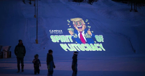 Między innymi tak widzą Trumpa protestujący w Davos