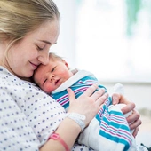 Urodzić w (s)pokoju. Zamykanie szpitalnych oddziałów położniczych to zysk tylko pozorny