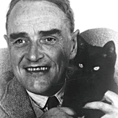 Bruce Marshall napisał ponad 40 książek. Łączy w nich lekkość stylu z ważnym przesłaniem