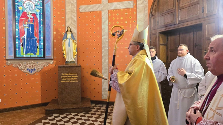 Podczas Mszy św. bp Osial poświecił odnowioną przestrzeń modlitwy.
