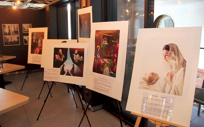 Plansze można oglądać, popijając kawę. 